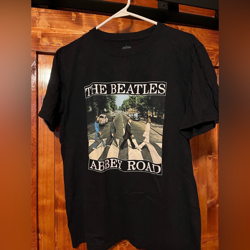 Black abbey road tee. Beatles brand! Very pretty!
